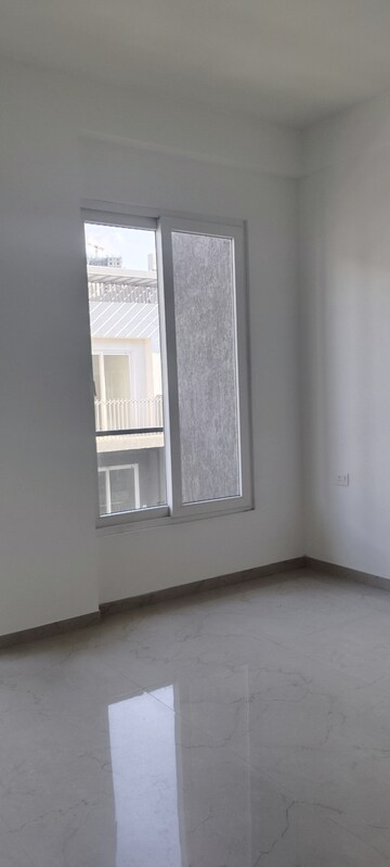 Room in 3.5 BHK Builder Floor at Smart World Orchard, Sector 61 – for Rent