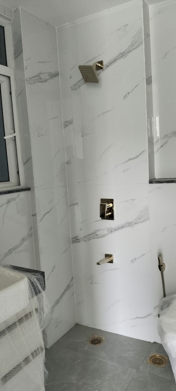 Bathroom in 3 BHK Builder Floor at Smart World Orchard, Sector 61 – for Rent