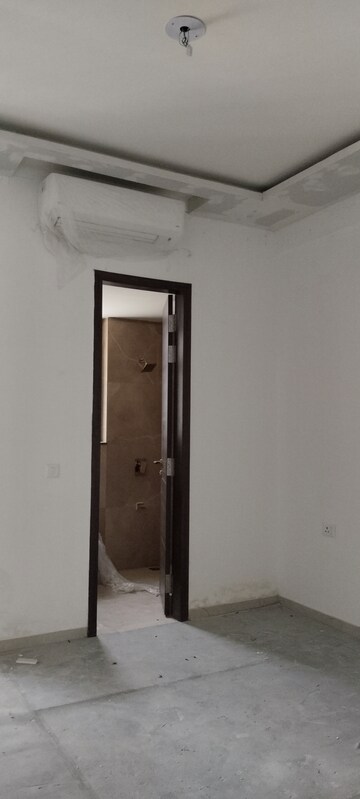 Furnished Amenities in 3 BHK Builder Floor at Smart World Orchard, Sector 61 – for Rent