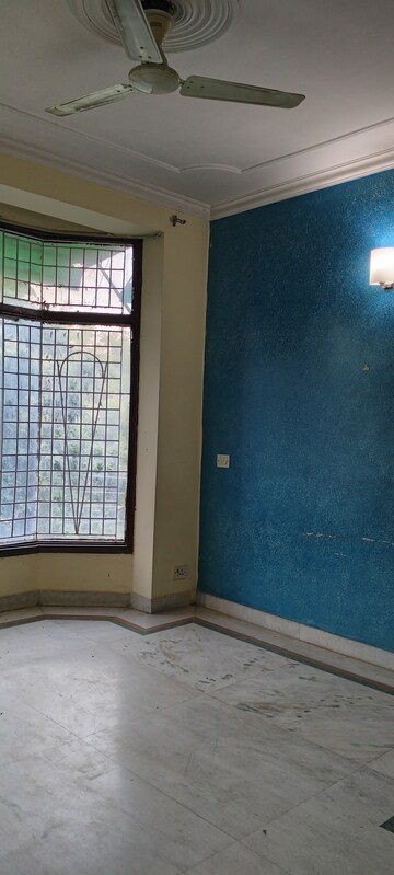 Room in 3 BHK Builder Floor at Uppal Southend, Sector 49 – for Rent