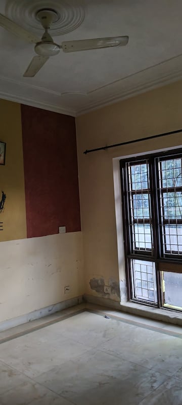 Room in 3 BHK Builder Floor at Uppal Southend, Sector 49 – for Rent