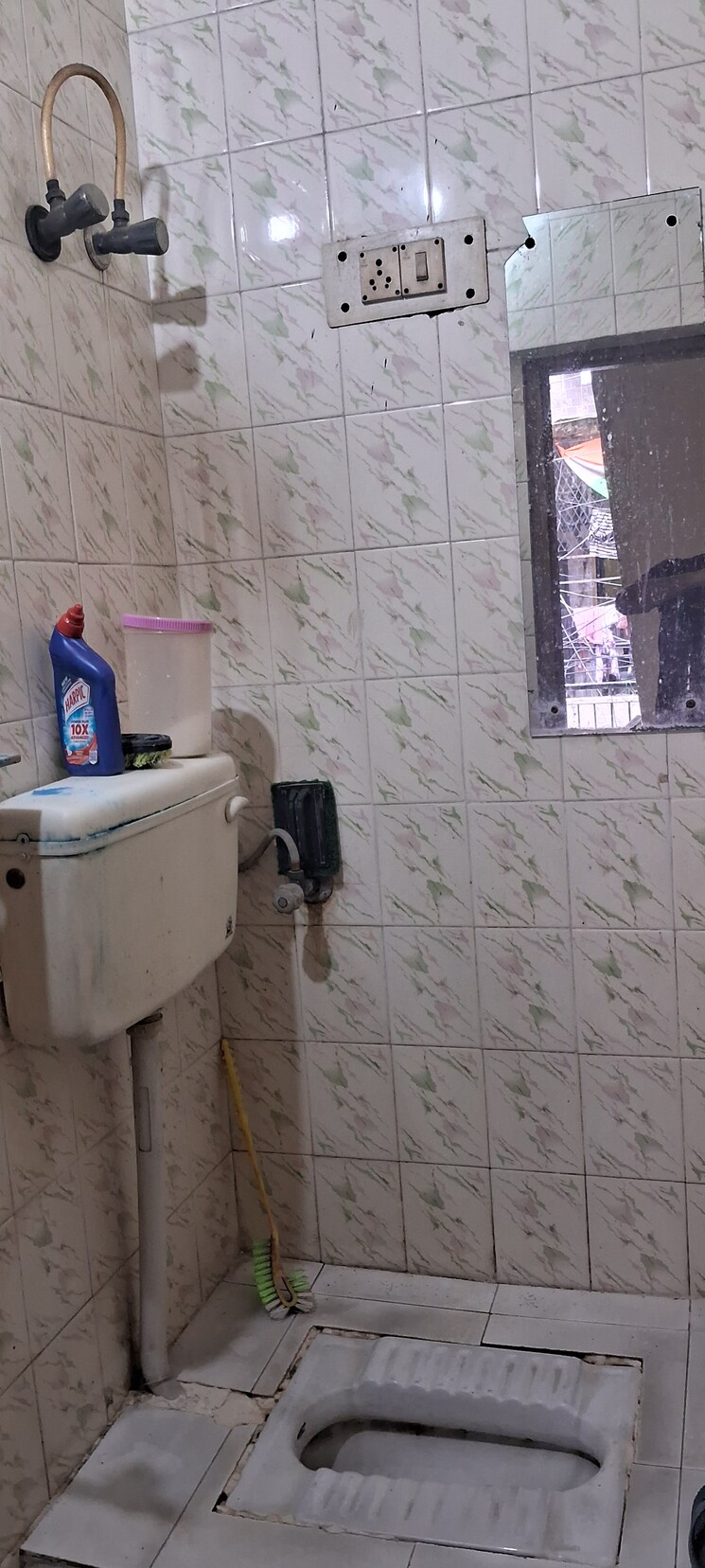 Bathroom, sector 12 1 Bedroom 425 Sq.Ft. Independent House In Sector 12 Noida 9100769