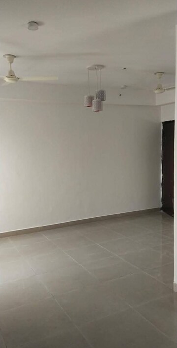 Room in 2.5 BHK Apartment at Panchsheel Greens II, Sector 16 Greater Noida – for Rent