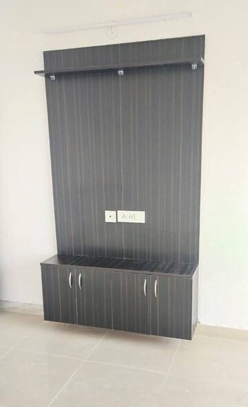 Furnished Amenities in 2.5 BHK Apartment at Panchsheel Greens II, Sector 16 Greater Noida – for Rent