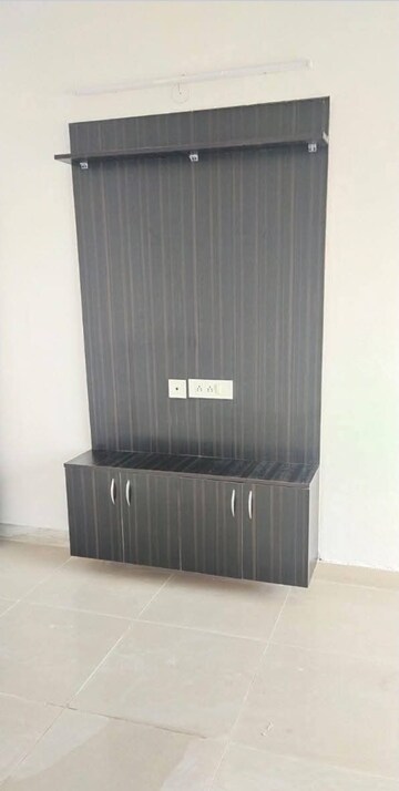 Furnished Amenities in 2.5 BHK Apartment at Panchsheel Greens II, Sector 16 Greater Noida – for Rent