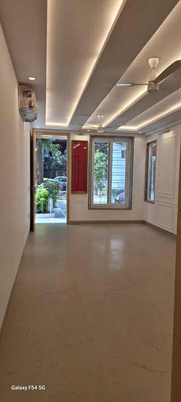 Room in 4 BHK Apartment at Vasant Kunj – for Rent