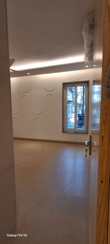Room in 4 BHK Apartment at Vasant Kunj – for Rent