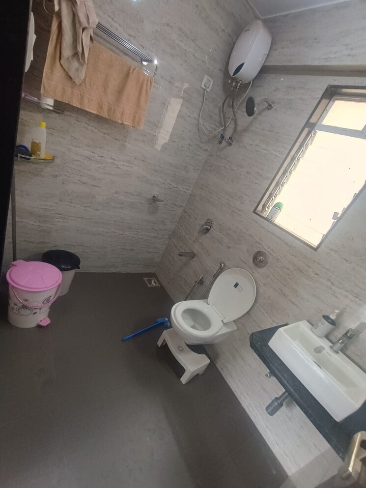 Bathroom, om-sai-chembur-nandadeep-chs 2 Bedroom 950 Sq.Ft. Apartment In Chembur Mumbai 9100867