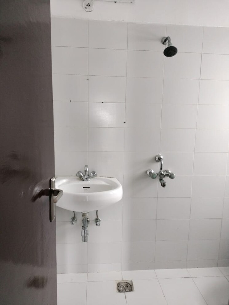 Bathroom, parklands 3 Bedroom 250 Sq.Yd. Apartment In Sector 85 Faridabad 9100977
