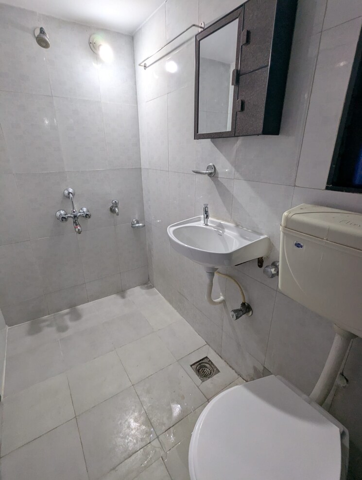 Bathroom, jaydeep-park 2 Bedroom 750 Sq.Ft. Apartment In Majiwada Thane 9100991