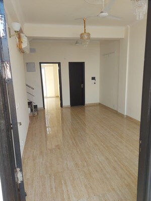 Room in 3 BHK Villa at Amrapali Dream Valley, Tech Zone 4 Greater Noida – for Sale