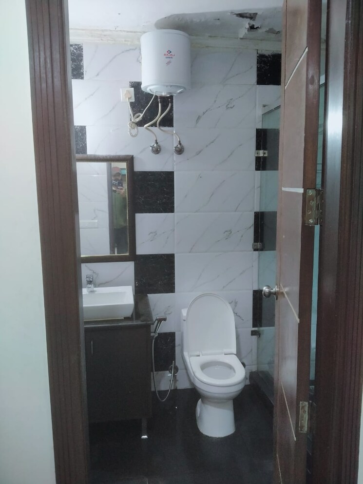 Bathroom, jawahar park 2 Bedroom 650 Sq.Ft. Builder Floor In Jawahar Park Delhi 9101052