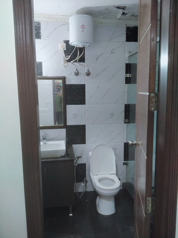 Bathroom, jawahar park 2 Bedroom 650 Sq.Ft. Builder Floor In Jawahar Park Delhi 9101052