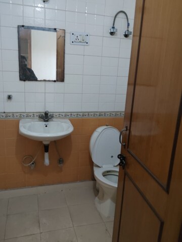 Master Bedroom in 3 BHK Builder Floor at Green Fields Colony – for Rent