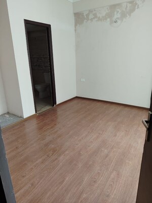 Room in 4 BHK Apartment at Amrapali Leisure Park, Amrapali Leisure Valley – for Sale