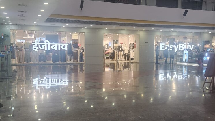  Parking, vibhuti khand Commercial Showroom 1300 Sq.Ft. In Vibhuti Khand Lucknow 9101110