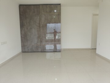 Room in 3 BHK Apartment at Hiranandani Fortune City, New Panvel – for Rent