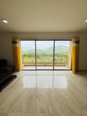 Room in 3 BHK Apartment at Hiranandani Fortune City, New Panvel – for Rent