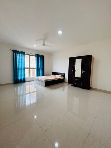 Room in 3 BHK Apartment at Hiranandani Fortune City, New Panvel – for Rent