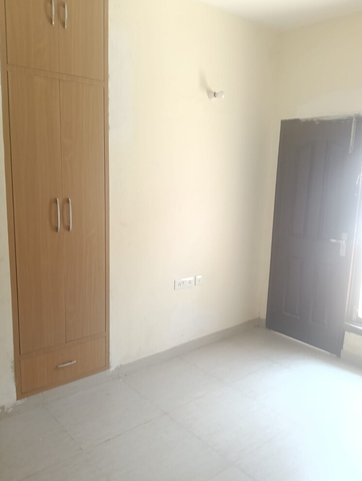 Room, wave-city 2 Bedroom 194 Sq.Yd. Builder Floor In Wave City Ghaziabad 9101284