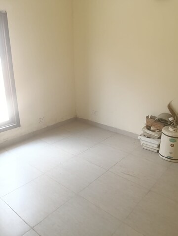 Room in 2 BHK Builder Floor at Wave City, Wave City – for Rent