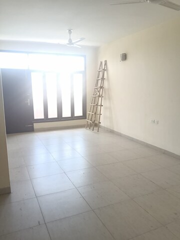 Room in 2 BHK Builder Floor at Wave City, Wave City – for Rent