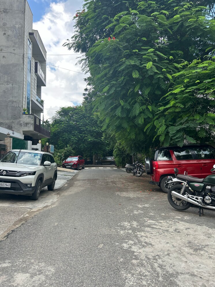  Parking, sector 72 3 Bedroom 112 Sq.Mt. Independent House In Sector 72 Noida 9101295