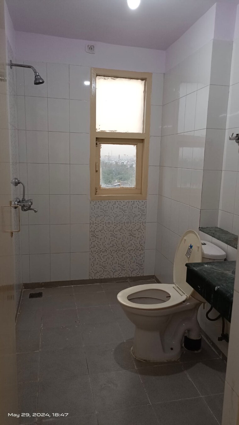Bathroom, klj-greens 3.5 Bedroom 1702 Sq.Ft. Apartment In Sector 77 Faridabad 9101344