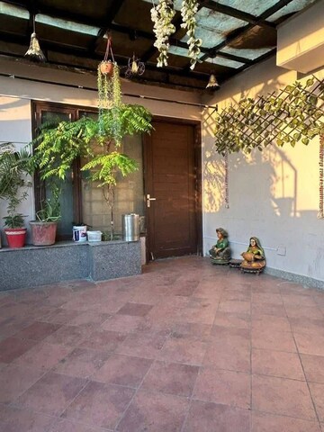 Parking in 1 BHK Builder Floor at Saket – for Rent