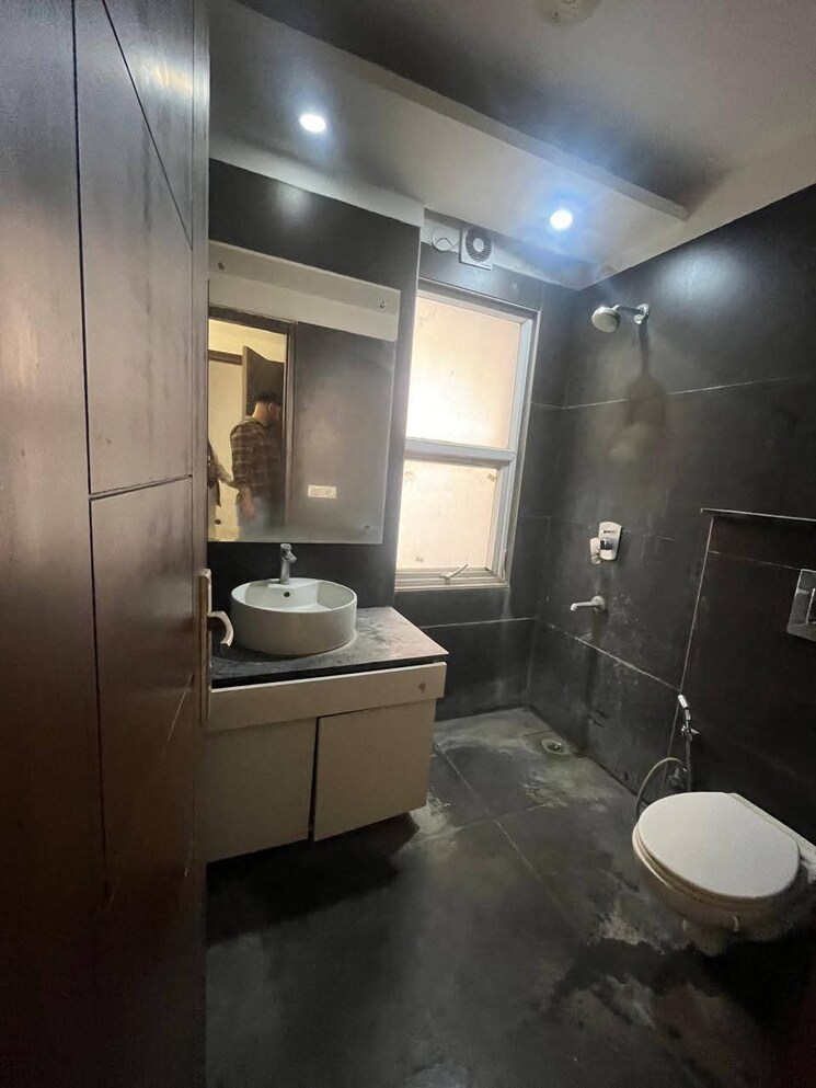 Attached Bathroom, freedom fighters enclave 3 Bedroom 1850 Sq.Ft. Builder Floor In Freedom Fighters Enclave Delhi 9101440