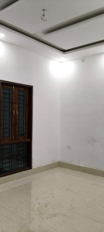 Room in 2 BHK Independent House at Gomti Nagar – for Rent