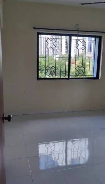 Room in 2 BHK Apartment at Gera Emerald City, Kharadi – for Rent