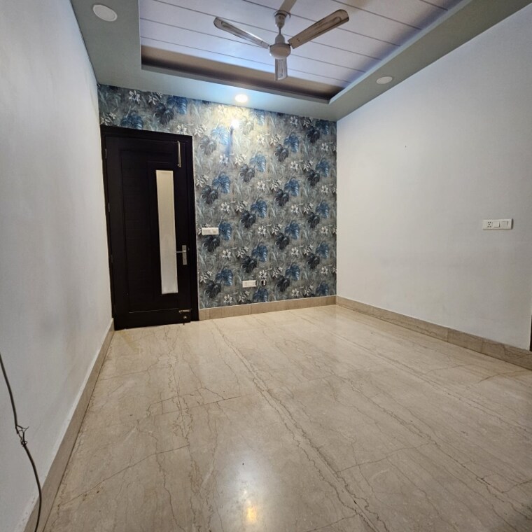 Room, sector 19 3.5 Bedroom 360 Sq.Yd. Builder Floor In Sector 19 Faridabad 9101525