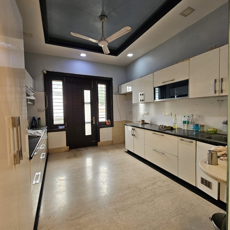 Room, sector 19 3.5 Bedroom 360 Sq.Yd. Builder Floor In Sector 19 Faridabad 9101525