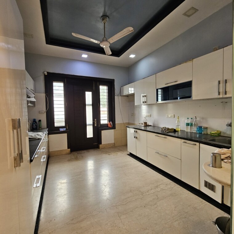 Room, sector 19 3.5 Bedroom 360 Sq.Yd. Builder Floor In Sector 19 Faridabad 9101525