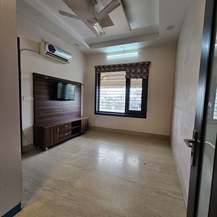 Room, sector 19 3.5 Bedroom 360 Sq.Yd. Builder Floor In Sector 19 Faridabad 9101525