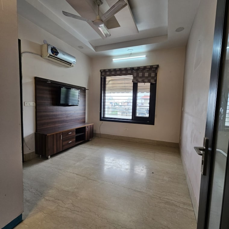 Room, sector 19 3.5 Bedroom 360 Sq.Yd. Builder Floor In Sector 19 Faridabad 9101525