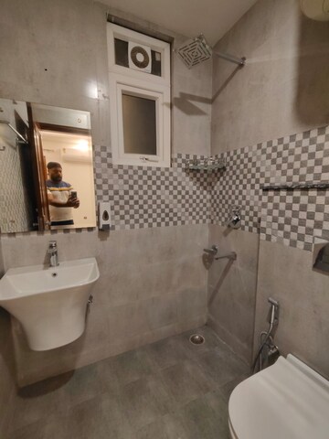 Bathroom in 3 BHK Builder Floor at RWA Chittaranjan Park Block R, Chittaranjan Park – for Rent