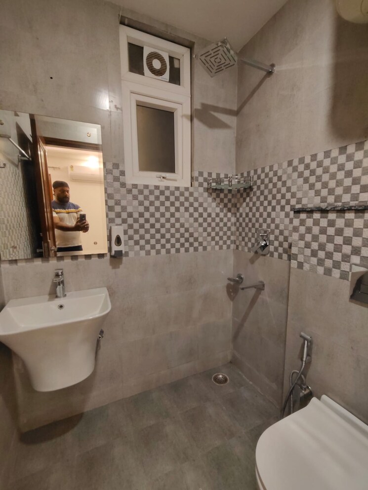 Bathroom, rwa-chittaranjan-park-block-r 3 Bedroom 160 Sq.Yd. Builder Floor In Chittaranjan Park Delhi 9101623