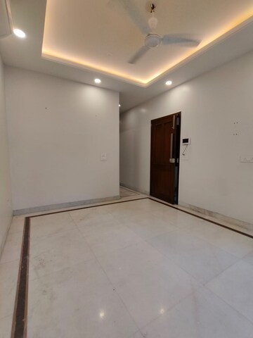 Room in 3 BHK Builder Floor at RWA Chittaranjan Park Block R, Chittaranjan Park – for Rent
