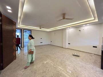 Parking in 3 BHK Builder Floor at Saket – for Rent