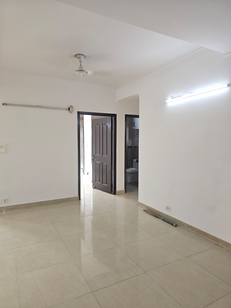 Room, sector 22 dwarka 3 Bedroom 2000 Sq.Ft. Apartment In Sector 22 Dwarka Delhi 9101915