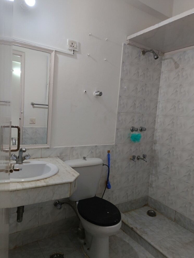 Bathroom, unitech-singleton-floors-south-city 3 Bedroom 2700 Sq.Ft. Builder Floor In Sector 50 Gurgaon 9101957