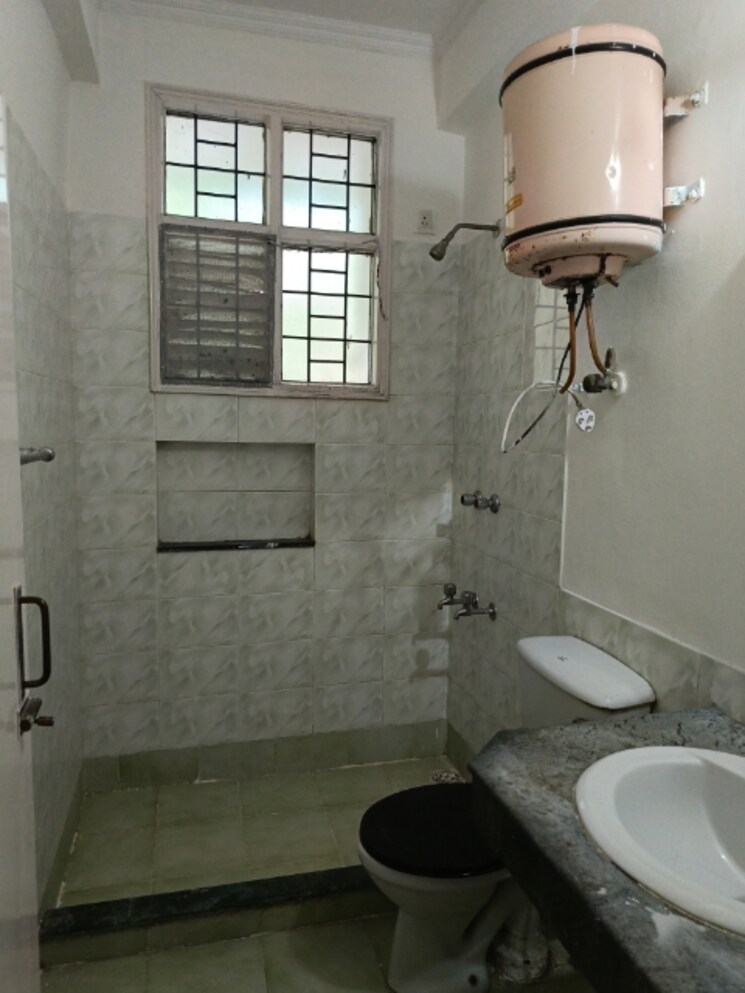 Bathroom, unitech-singleton-floors-south-city 3 Bedroom 2700 Sq.Ft. Builder Floor In Sector 50 Gurgaon 9101957
