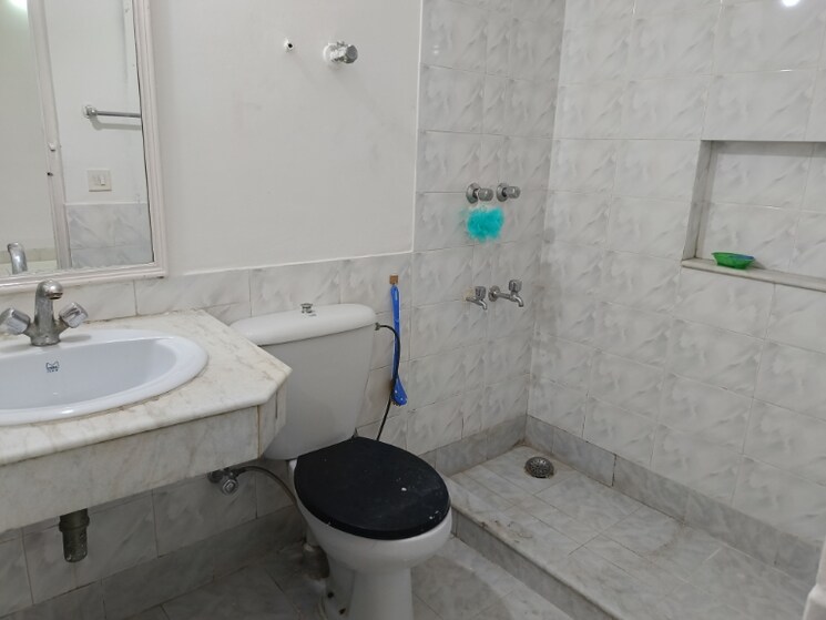 Bathroom, unitech-south-city-ii 3 Bedroom 2700 Sq.Ft. Builder Floor In Sector 50 Gurgaon 9102027