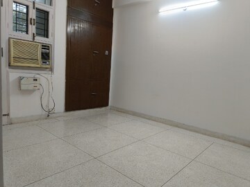 Room in 3 BHK Builder Floor at Unitech South City II, Sector 50 – for Rent