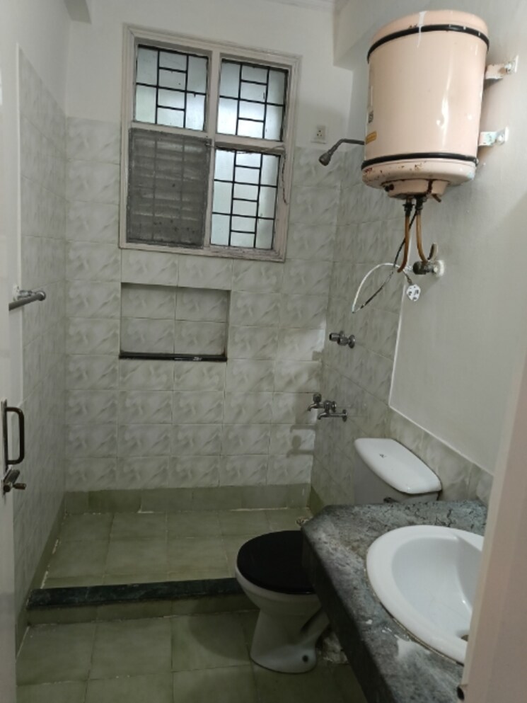 Bathroom, unitech-south-city-ii 3 Bedroom 2700 Sq.Ft. Builder Floor In Sector 50 Gurgaon 9102027