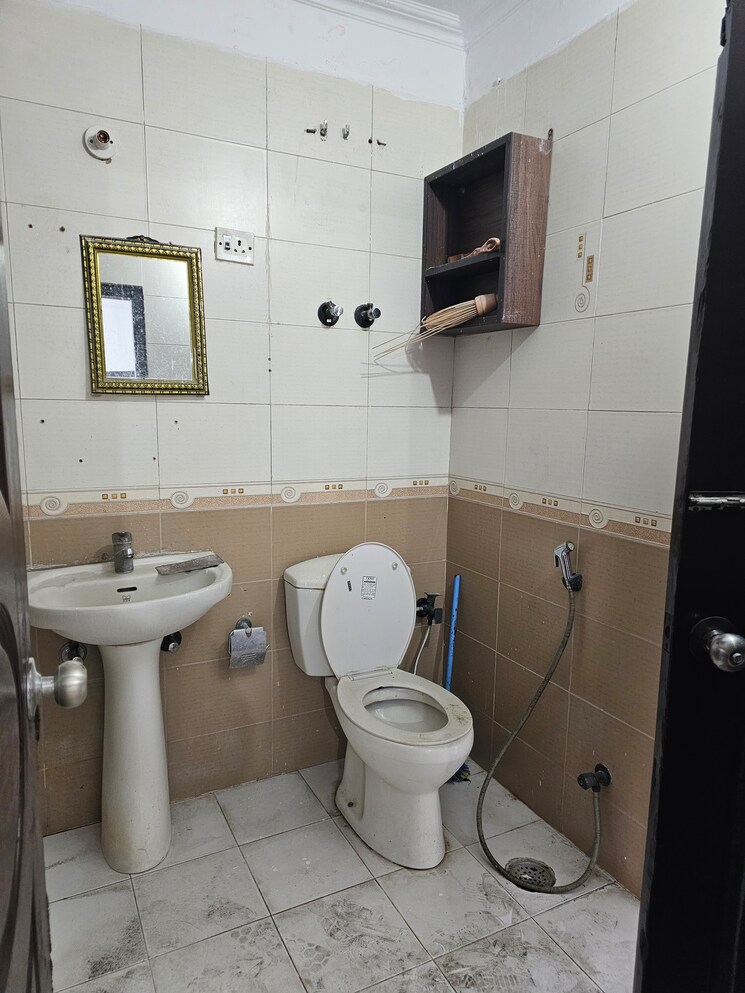 Attached Bathroom, sector 18a dwarka 3 Bedroom 1500 Sq.Ft. Apartment In Sector 18a Dwarka Delhi 9102007
