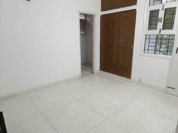 Room in 3 BHK Builder Floor at Unitech South City II, Sector 50 – for Rent