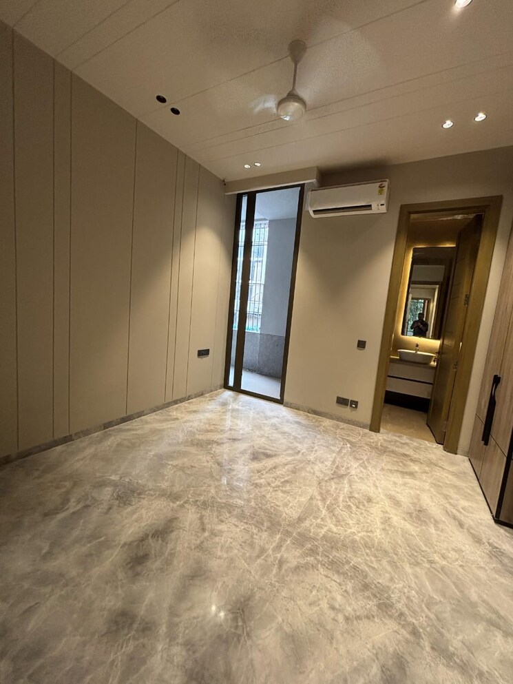 Room, greater kailash i 4 Bedroom 300 Sq.Yd. Builder Floor In Greater Kailash I Delhi 9102032